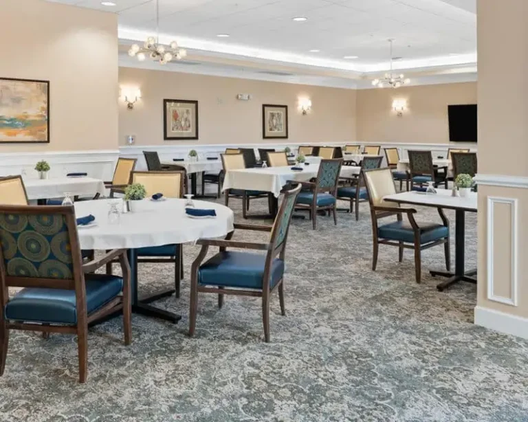 dining area at luther oaks